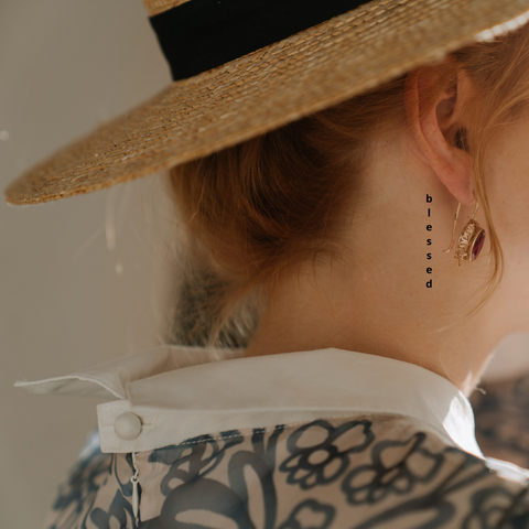 Nacken Text Klebetattoo